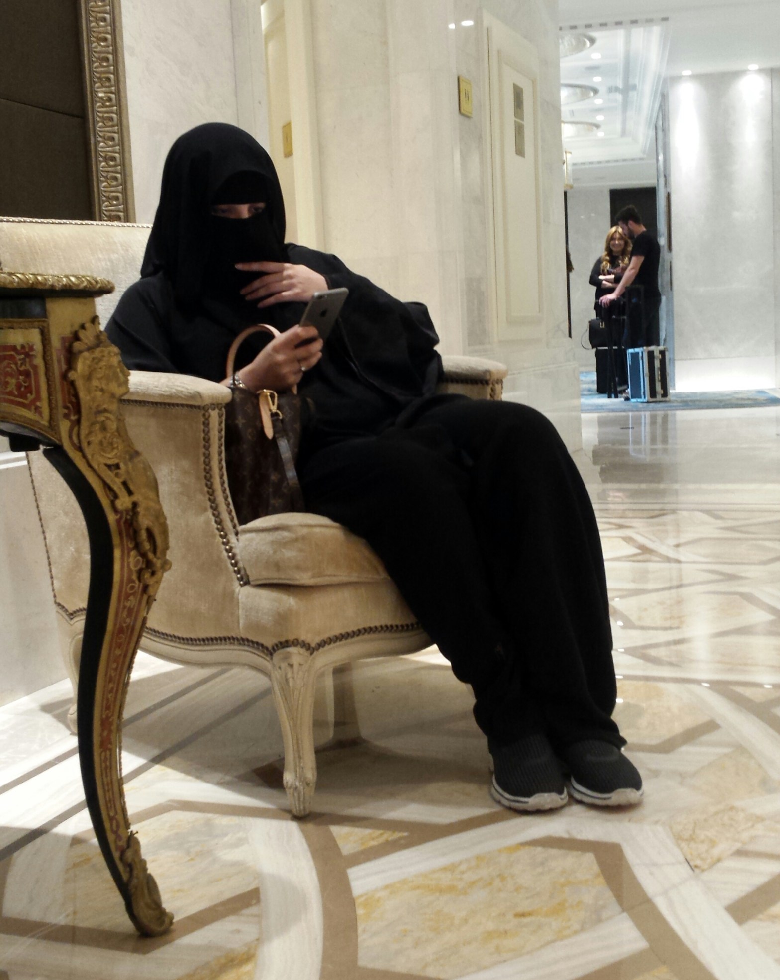 woman-in-burka-texting-shangri-la
